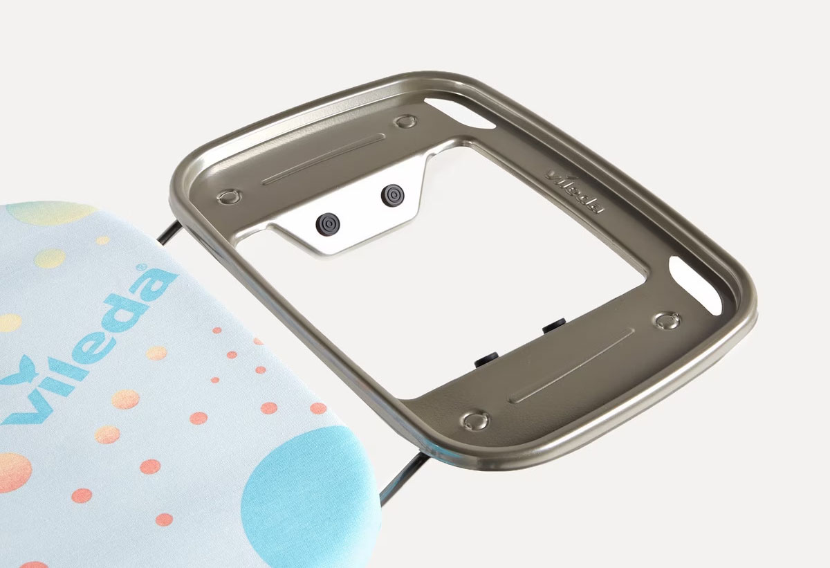 Απεικονίζεται η σιδερένια βάση της σιδερώστρας.